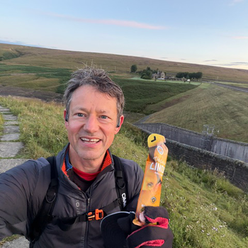 Man on a running trail with Veloforte Limon Energy Gel