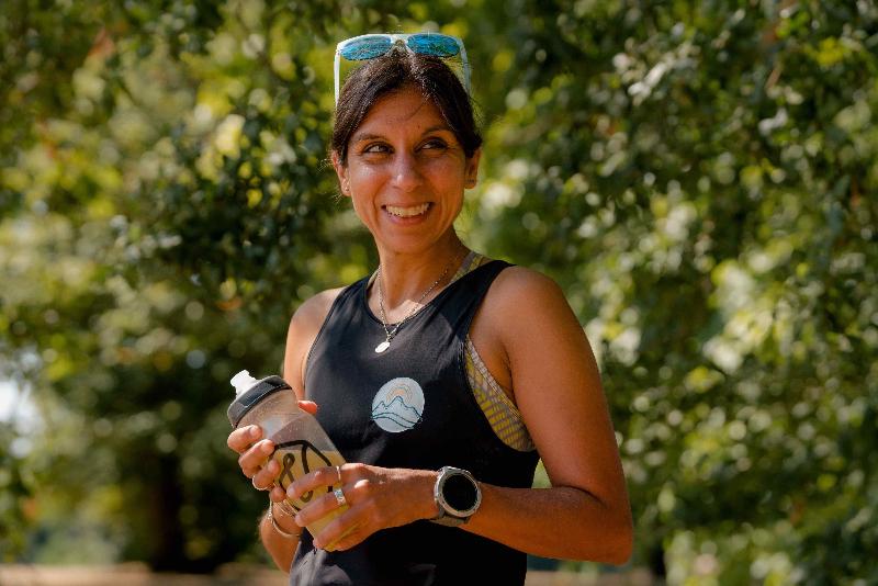 Ultra-Runner Renee McGregor holding a Veloforte Water Bottle